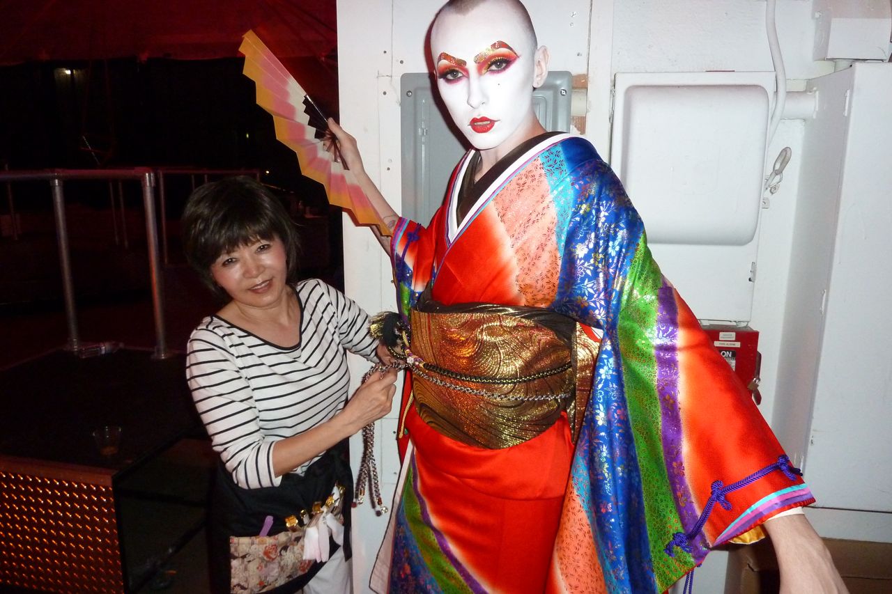 ロサンゼルス・ハリウッドで行われたイベントでの着付け